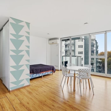 Monoambiente con balcón y amenities muy luminoso en venta en Almagro