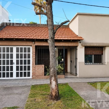 Casa en  Venta, tres dormitorios, garaje, parque, Los Hornos, La Plata