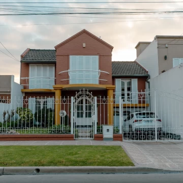 Casa de 5 ambientes con pileta a la venta en lujan centro
