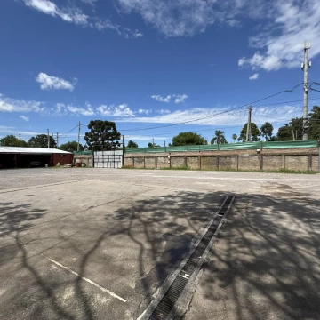 Depósito con terreno en Moreno