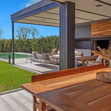 Casa en venta y alquiler anual 5 suites en Santa Bárbara, a la laguna central, orientación Norte