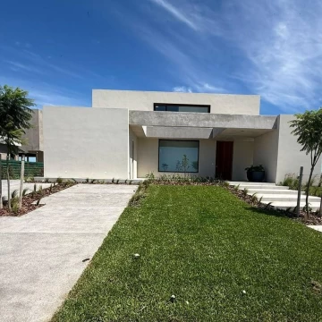 Casa en venta al lago barrio Costas puertos