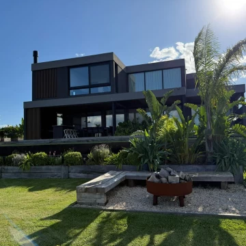 Casa en venta tres suites en Marinas al lago Puertos