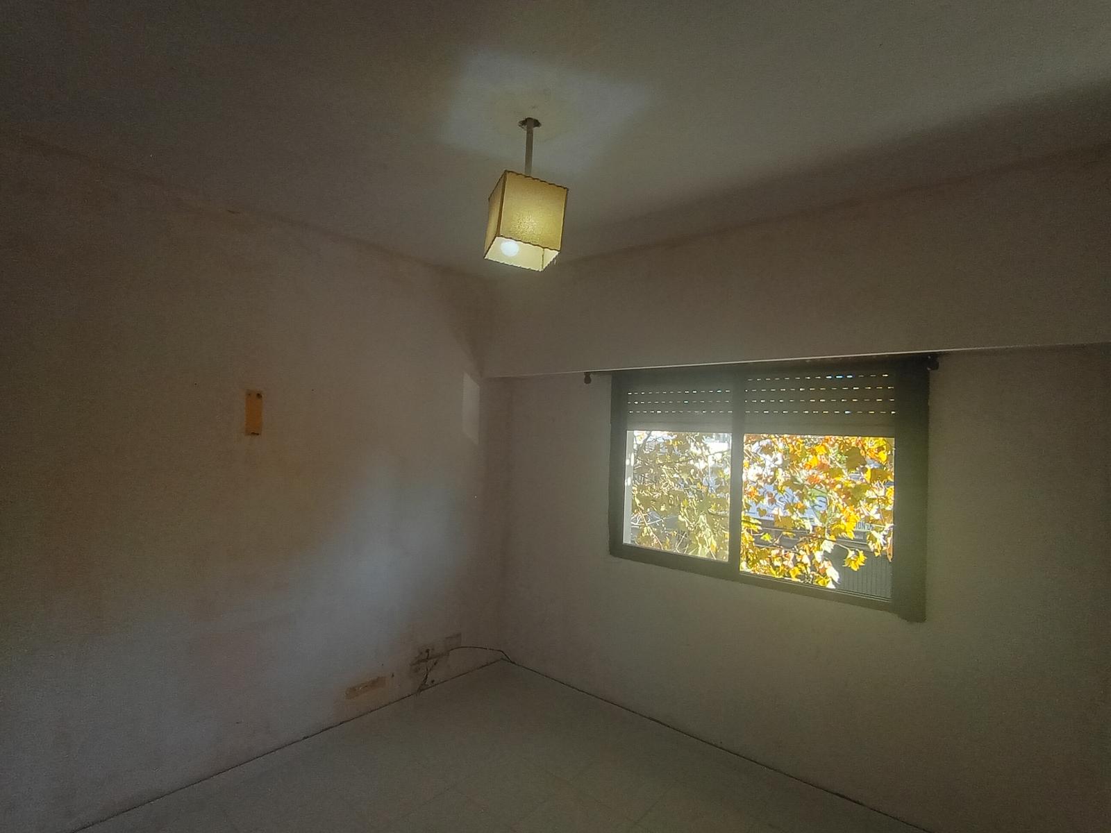 Dormitorio al frente - ventana a la calle