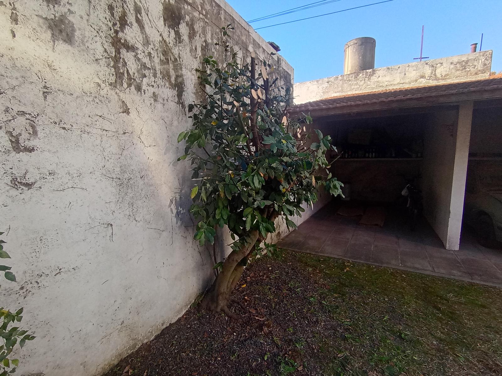 Cochera semicubierta