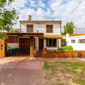 Casa en venta de 3 dormitorios con cochera doble y patio verde Alberdi, Rosario.