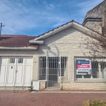 Venta Casa tres ambientes con patio y cochera para dos autos en Don Bosco