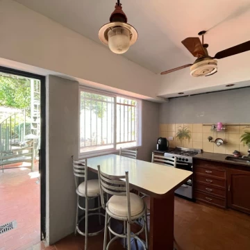 VENTA CASA 4 AMBIENTES CON PATIO QUINCHO Y PILETA VILLA BALLESTER
