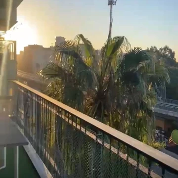 ¡Piso alto al frente, con sol de mañana, cochera, dependencia, 2 dormitorios y 2 baños!