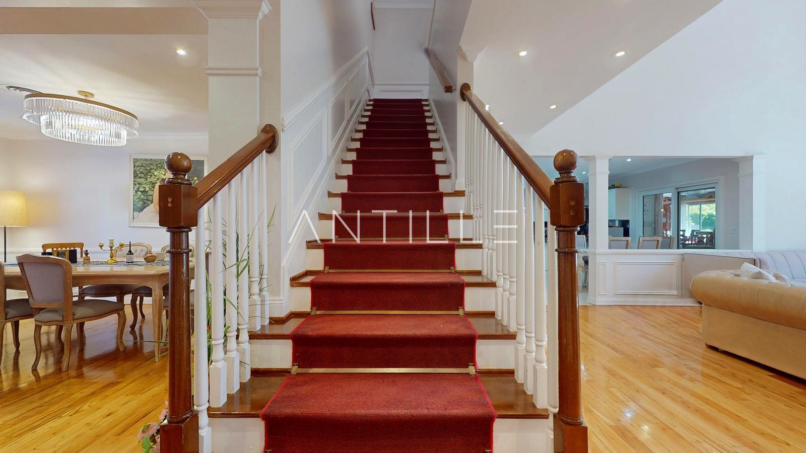 ESCALERA CASA EN ABRIL CLUB DE CAMPO, HUDSON