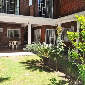 Venta casa Don Torcuato 4 ambientes con jardín