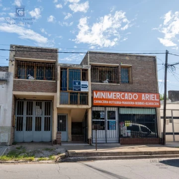 Casa 2 dormitorios con local comercial y galpón con accesos independientes. Ideal renta!