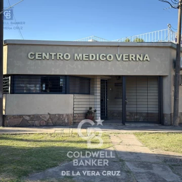 Clinica con consultorios, gabinetes de kinesiologia y laboratorio en Maria Selva