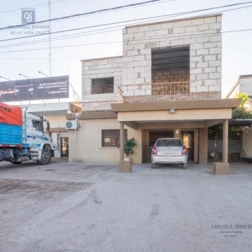Casa + Galpones