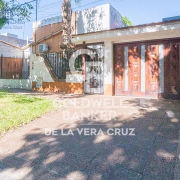 Casa  3 dormitorios, con patio y cochera en Fomento 9 de julio