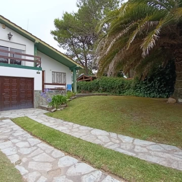 VENTA CASA VILLA GESELL, 3 AMBIENTES,PARQUE,COCHERA.