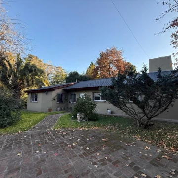 CASA QUINTA CON AMPLIO PARQUE ARBOLADO EN GENERAL RODRÍGUEZ
