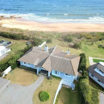 Casa La Folie sobre la Mansa de Jose Ignacio