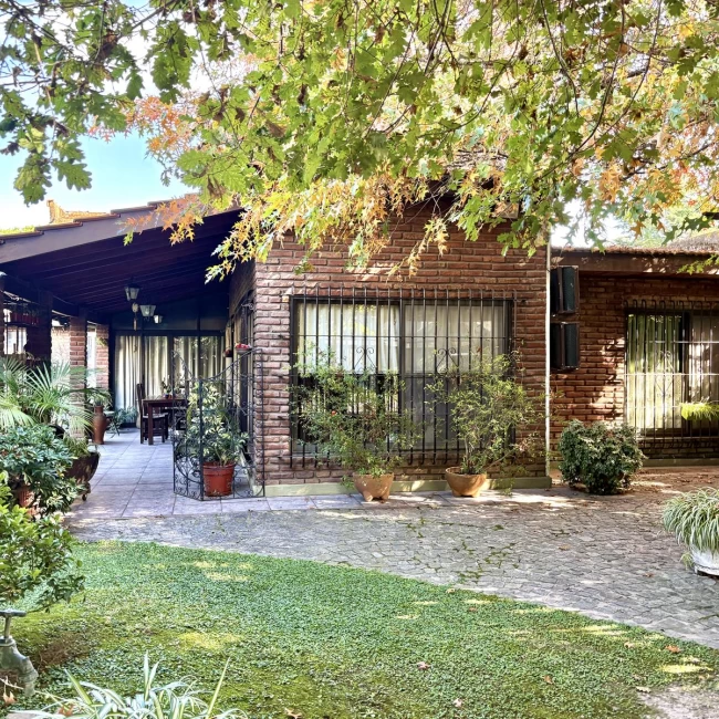 Casa de 3 ambientes con pileta en el Barrio El Rocio