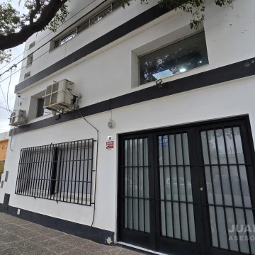 Oficina de 3 pisos con terraza y quincho en VENTA