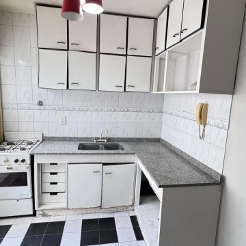 VENTA 3 AMBIENTES CON GRAN COCINA Y LAVADERO LUMINOSO EN CABALLITO