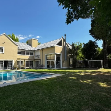 Gran casa con enorme jardín en Martinez de Libertador al rio