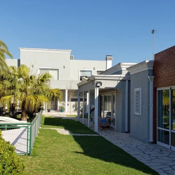 Casa de categoría con piscina, quincho y parque en Berazategui Centro