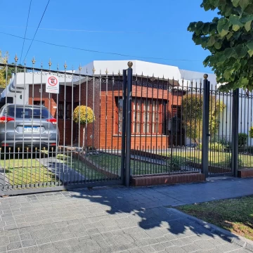 Venta de Casa con garaje cubierto, patio, terraza y quincho en Berazategui Centro