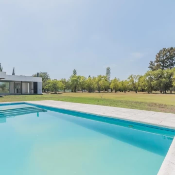 Venta: Casa de 4 ambientes con piscina y vista a la laguna en Posada de los Lagos - Brandsen