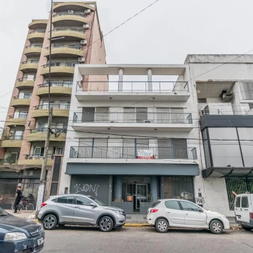 Venta Edificio Comercial en Quilmes (PB y 2 Pisos, Patio y Terraza). Se escuchan ofertas y permuta!