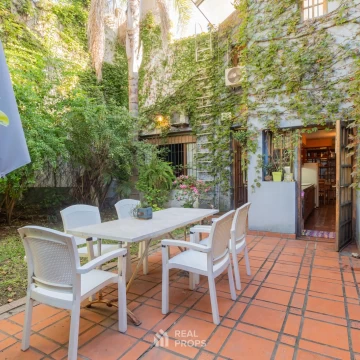 Casa 7 ambientes con jardín y garage en venta en Floresta
