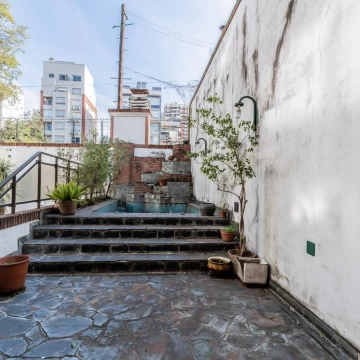 Casa en venta de 6 ambientes con patio, pileta, playroom y quincho con parrilla en Caballito