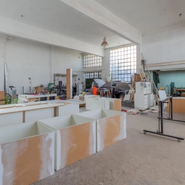 VENTA Depósito con doble altura y oficina  en Villa Lynch PERMUTA