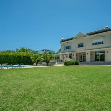 Casa 6 Ambientes en venta  Frente al Golf en Abril Club de Campo