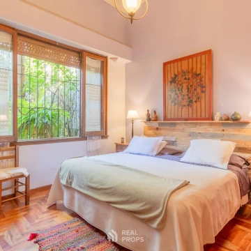 Casa 7 ambientes con jardín y garage en venta en Flores