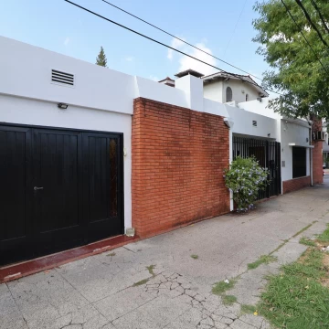 Casa 5 Ambientes más 2 locales en venta con Patio, Jardín, 2 Cocheras, Haedo Norte - El Palomar