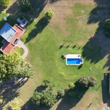 VENTA Campo de 25.000mts en Zelaya con residencia principal, 2 casas de huéspedes y pileta