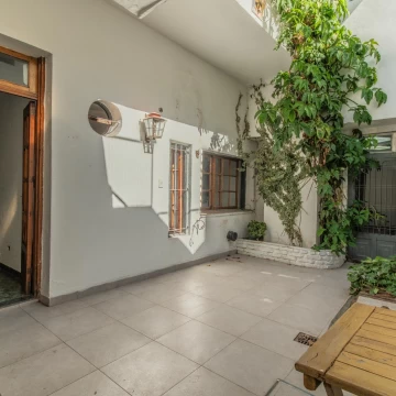 Casa a la venta de 4 ambientes con cochera, patio y terraza en Monte Castro