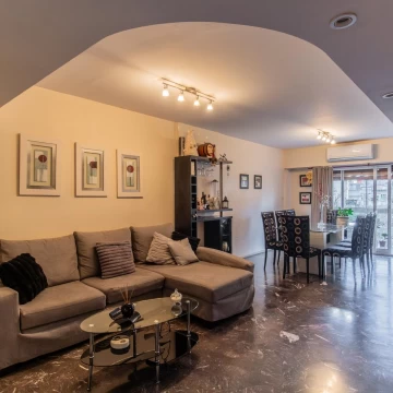 Departamento en venta de 5 ambientes al frente con dependencia y balcón corrido en Villa Crespo