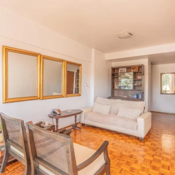 Departamento en venta de 4 ambientes con balcón corrido y cochera cubierta en Olivos