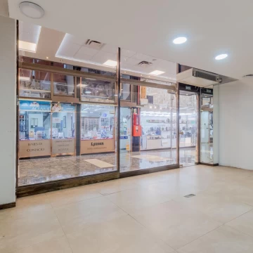 FLORIDA Y CORRIENTES. 5,60 de vidriera a metros de la entrada de Florida de Galeria Central
