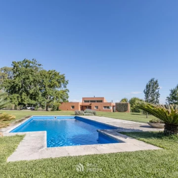 VENTA casa de campo de 10.000mts2 en Zelaya con residencia principal, casa de huéspedes y pileta