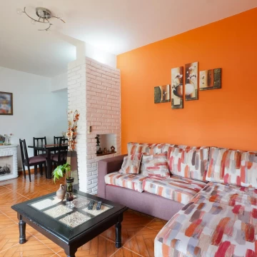 PH tipo Casa en Ramos Mejia . 4 Ambientes con cochera. Entrada independiente. Sin Expensas