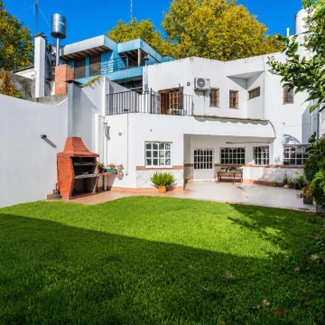 Casa en venta de 4 ambientes con jardín, suite y cochera cubierta en Mataderos