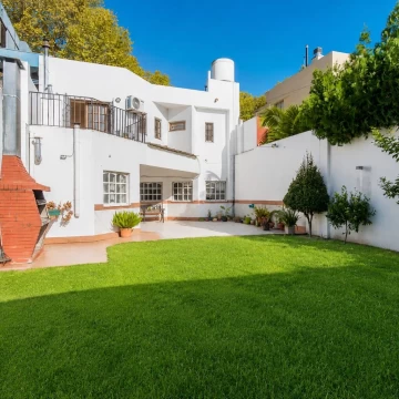 Casa en venta de 4 ambientes con jardín, suite y cochera cubierta en Liniers límite con Mataderos