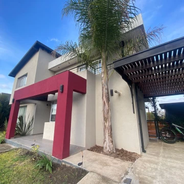 Casa en Venta 4 dorm Barrio Santa elena Pilar dle Este