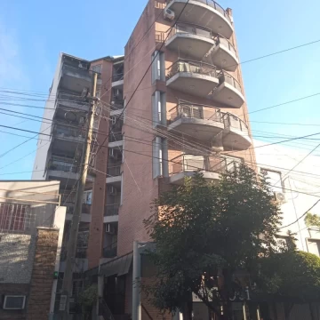 Venta de departamento apto crédito de 3 ambientes con balcón en Ramos Mejía