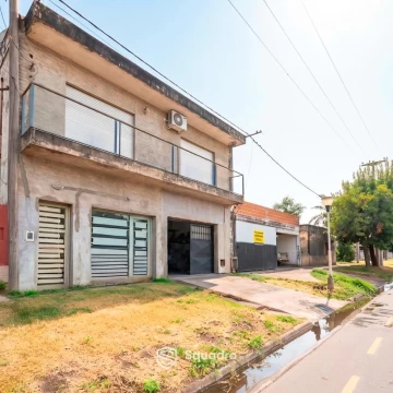 VENTA | PERMUTA - Casa de 2 dormitorios con cochera, balcón y local - Pérez. APTO CRÉDITO.