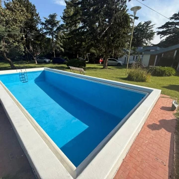 VENTA DE CASA QUINTA, 4 AMBIENTES CON PARRILLA, PARQUE, PILETA Y QUINCHO.