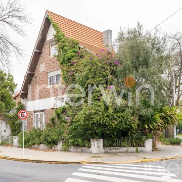 Casa en VENTA a REFACCIONAR de 5 ambientes con cochera y jardín Villa Devoto.